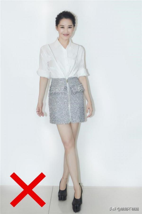 女人50歲以後，不管穿褲子還是裙子，少穿這2種鞋子，低階沒氣質