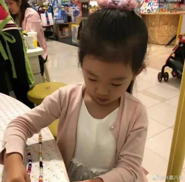 大S女兒近照被曝光，笑起來和媽媽簡直一個人，整體打扮太淑女了