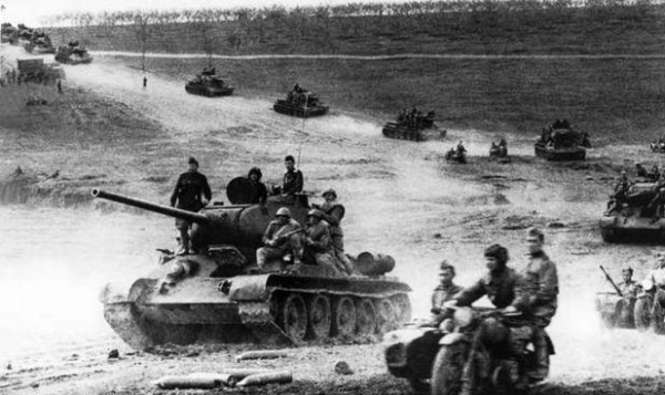 瓦圖京繼續給霍特“雪上加霜”——紅軍坦克、機槍和大炮一路狂掃