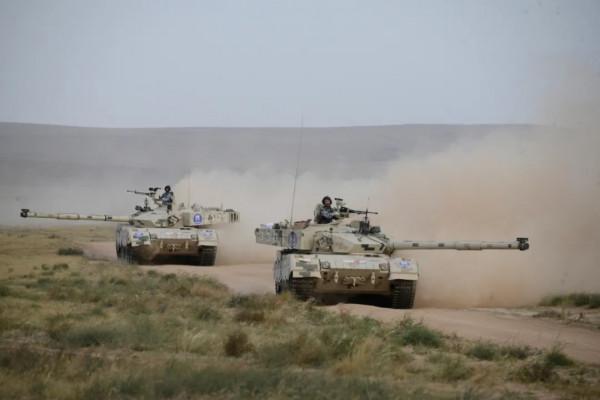 公開把美軍當對手?中國假想敵部隊換裝新型坦克,與M1A2一模一樣 公開把美軍當對手?中國假想敵部隊換裝新型坦克,與M1A2一模一樣