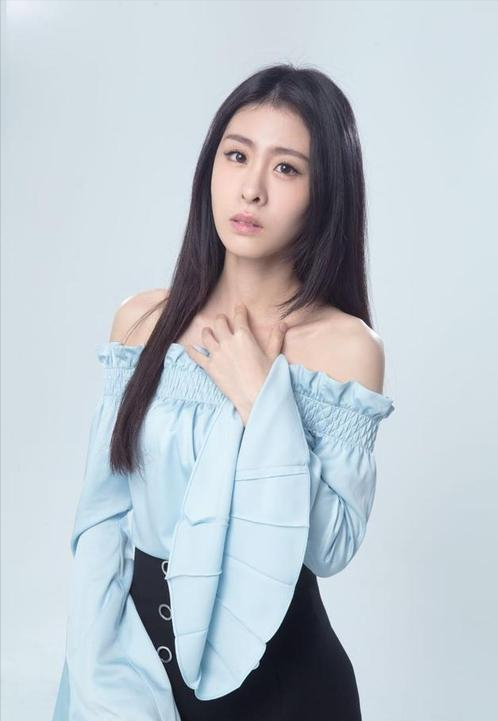 張碧晨身材好，顏值也不差也會“穿”，但為何總是給人老氣的感覺