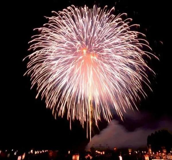 分享：60朵春節煙花，火樹銀花，璀璨奪目，絢麗多彩，眼花繚亂