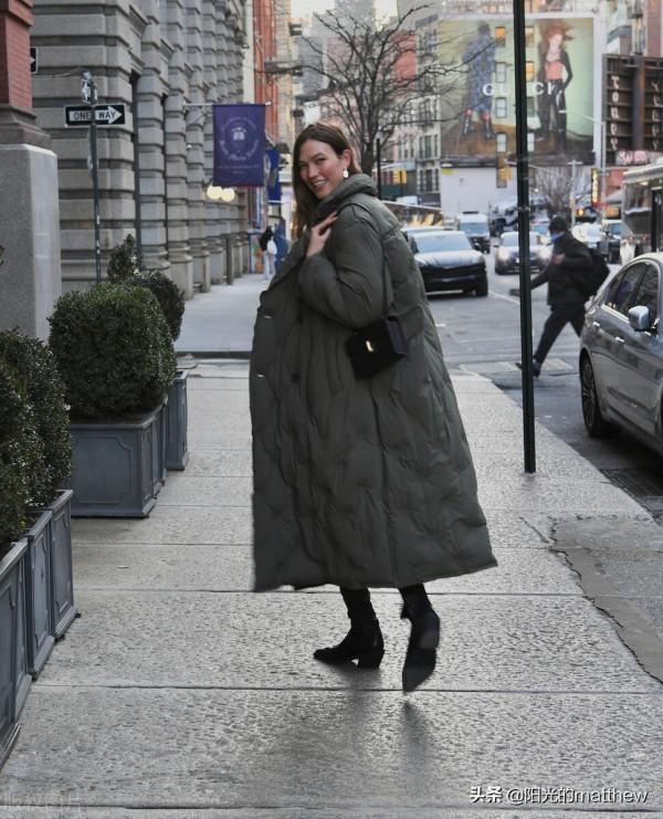 卡莉·克勞斯一身灰色大衣與丈夫現身街頭推嬰兒車畫面溫馨