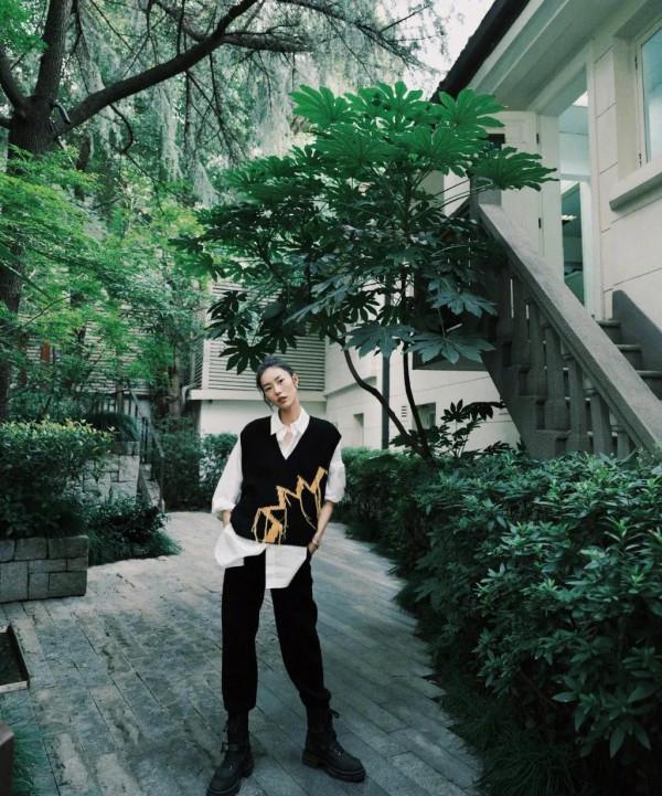 拜託，運動褲別再搭運動鞋，今年流行“運動褲+靴子”，顯高顯瘦