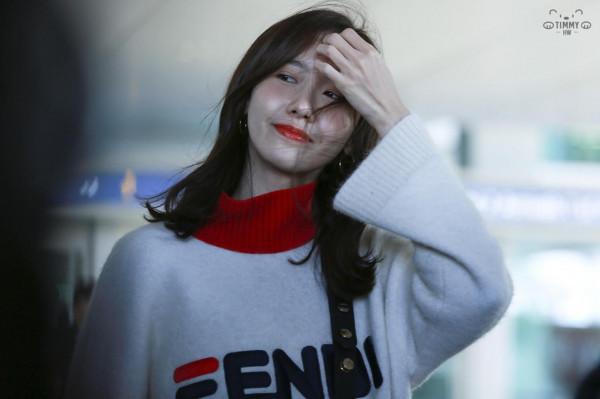 林允兒機場飯拍2面板超級好，笑容甜美