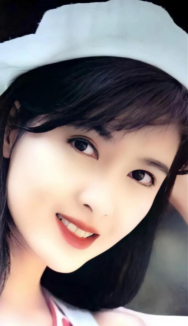 年輕時候的周慧敏也是一個大美人兒，長相給人一種很舒服的感覺