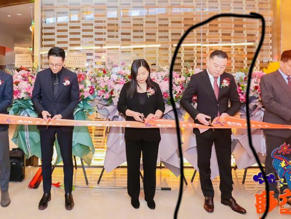 汪少菲太會穿了！新店開業禮全黑出場，又酷又時髦：商務穿搭分析