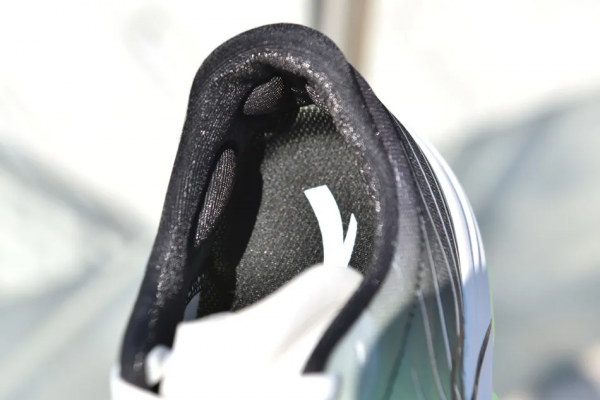 這雙專為柏油路而“生”的跑鞋,它在包裹和耐磨上到底有多香? 這雙專為柏油路而“生”的跑鞋,它在包裹和耐磨上到底有多香?