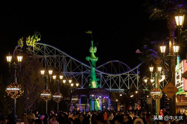 北京環球影城超大聖誕樹驚豔亮相 冬日氛圍拉滿 北京環球影城超大聖誕樹驚豔亮相 冬日氛圍拉滿