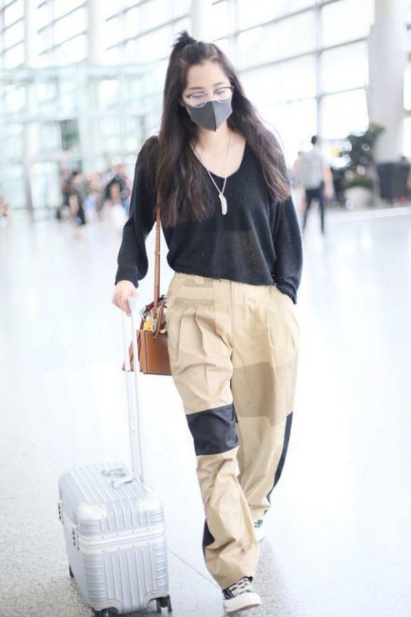 歐陽娜娜身上仍有學生氣質，穿長針織衫拼接娃娃領，挺有千金範的