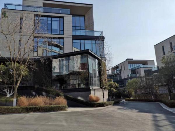 論觀賞性及經濟效果精製鋼幕牆型材顯而易見