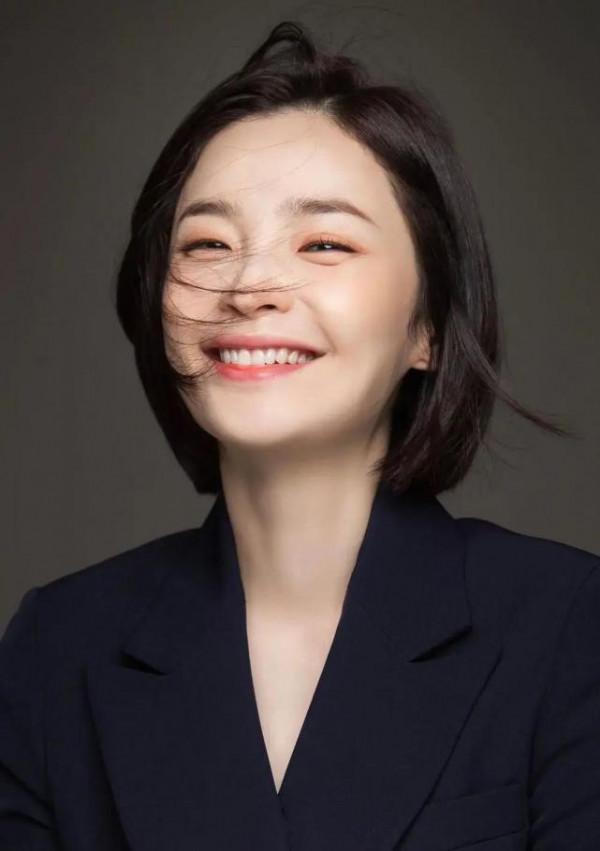 女神孫藝珍新劇劇照曝光！黑色西裝颯氣十足，戀愛中的女人太美了