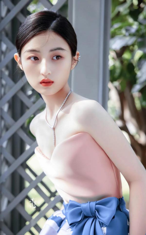 張子楓一襲長裙仙氣飄飄，再也不是“紅毯殺手”了