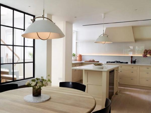 分享一間明亮住宅，僅格子窗與樓梯就圈粉無數，太有品味了