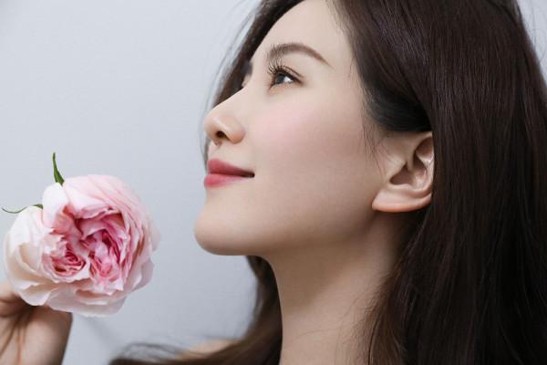 劉詩詩元宵節釋出春日寫真 手拿粉色玫瑰笑容溫婉春意盎然