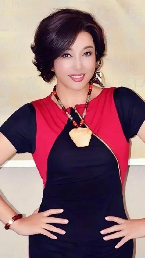 &OpenCurlyDoubleQuote;老妖精&rdquo;劉曉慶：高貴大氣迷人