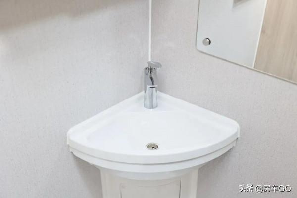 適合4-6人旅行的高配房車,標配820Ah電池+柴暖,可以四季出行 適合4-6人旅行的高配房車,標配820Ah電池+柴暖,可以四季出行