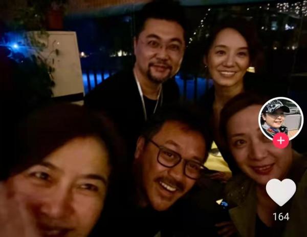 李亞鵬現身中戲90班聚！多年來堅持聚會感情深，同學近況各不相同