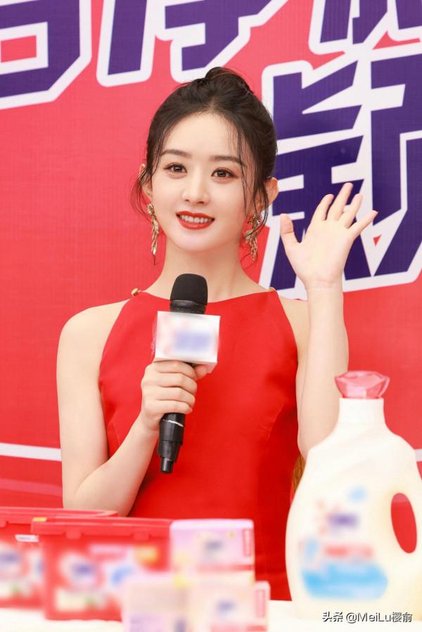 趙麗穎笑起來超級甜，不僅清新還很時髦，你心動了嗎