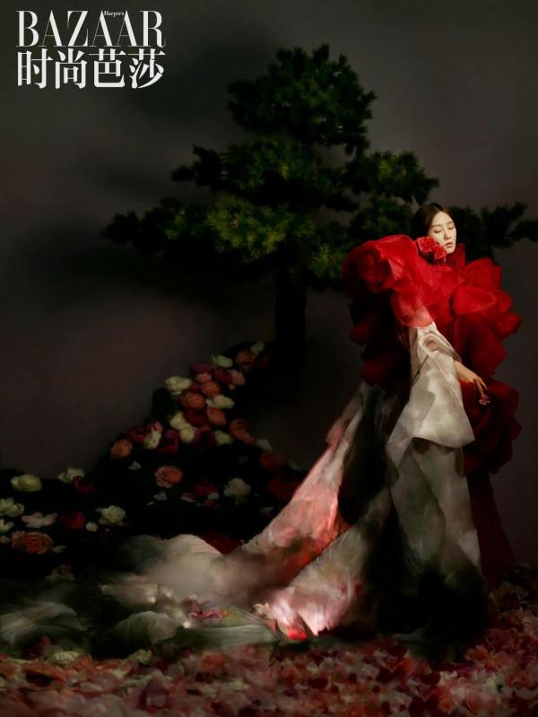 劉詩詩牡丹花間大片，宛如畫中美人，仙氣十足