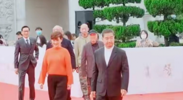 紅毯造型：年輕演員以凍人的晚禮服為主，老演員以保暖的服裝為主