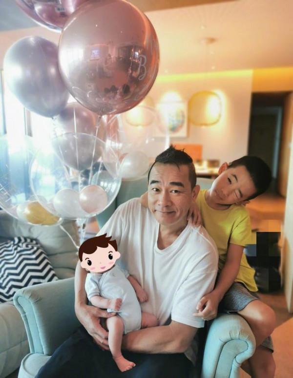 陳小春曬與小兒子同框照,HoHo正臉出鏡髮量大,越長越像爸爸 陳小春曬與小兒子同框照,HoHo正臉出鏡髮量大,越長越像爸爸