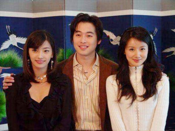 追求“V”字臉的明星真的是“少時不懂方臉好，到了中年才醒悟”