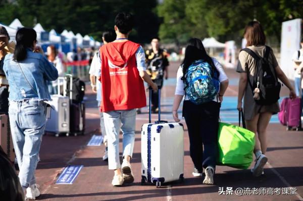 大學開學兩個月,女兒花了8000元,父親哭著說:上大學是來學習的 大學開學兩個月,女兒花了8000元,父親哭著說:上大學是來學習的