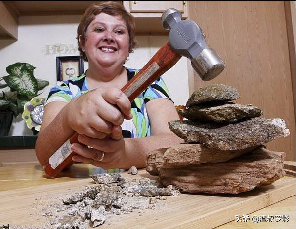 韓國大媽吃洗潔精上癮30年未斷，上廁所都冒泡，醫生卻說身體健康