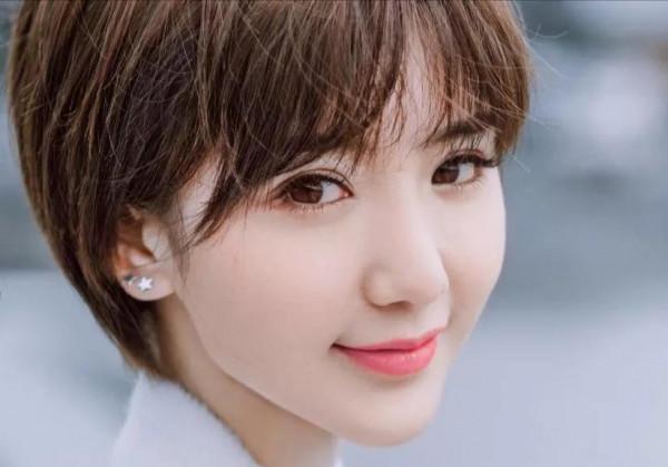 毛曉彤美照一冊，欣賞