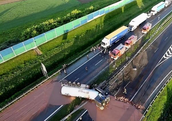 4起損失慘重的翻車事故，大把美元散落一地，遭人哄搶