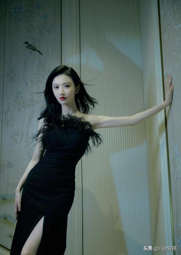 景甜不愧是“人間富貴花”，拼色襯衫配花苞裙出鏡，比00後還洋氣