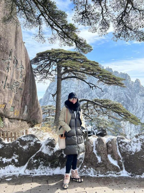 劉嘉玲與友人爬山,狀態不要太好了 劉嘉玲與友人爬山,狀態不要太好了