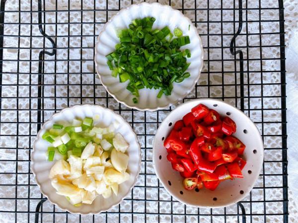 秋冬季節才有的下飯菜，加點豆乾簡單炒一炒，一口氣能吃好幾碗飯