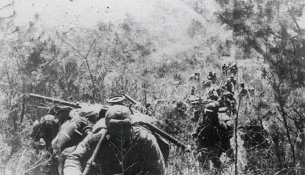 38軍直插三所裡，被20多架美機發現，副師長果斷命令：公開前進