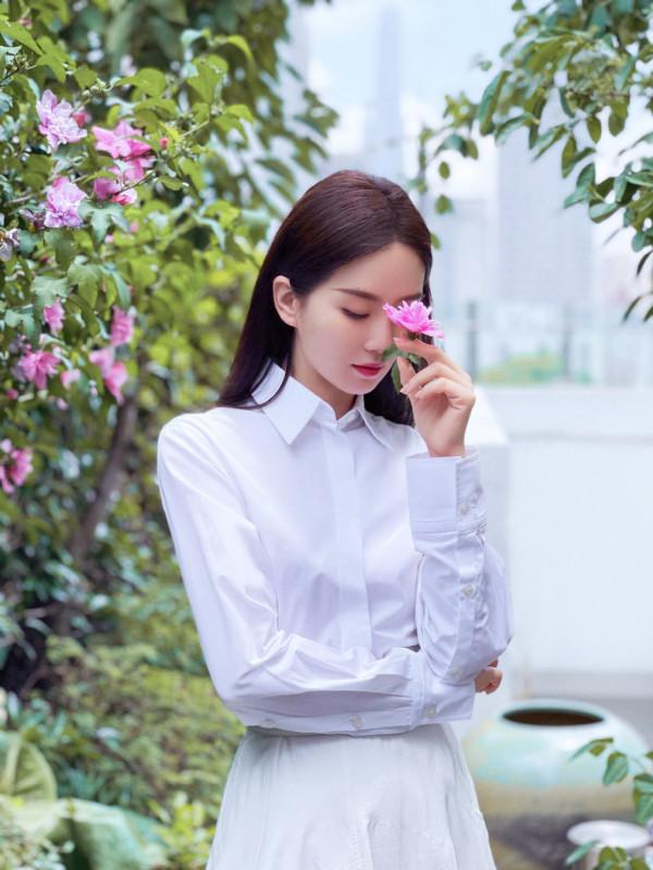 劉詩詩驚豔了時光，淡妝+中分劉海，美到骨子裡了