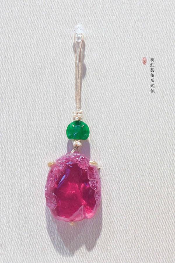 清朝後宮娘娘的這件玉佩，桃紅柳綠美得攝人心魄，寓意多子多福