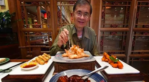 中華美食活地圖！72歲老人吃遍美國近8000家中餐，以美食尋根