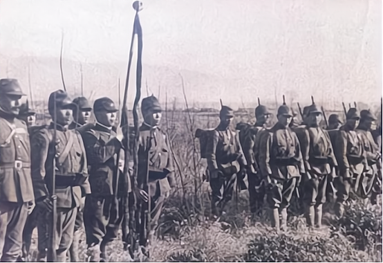 八路政委重傷倒地，漢奸發現他還活著，附耳說：別動，一會兒就走