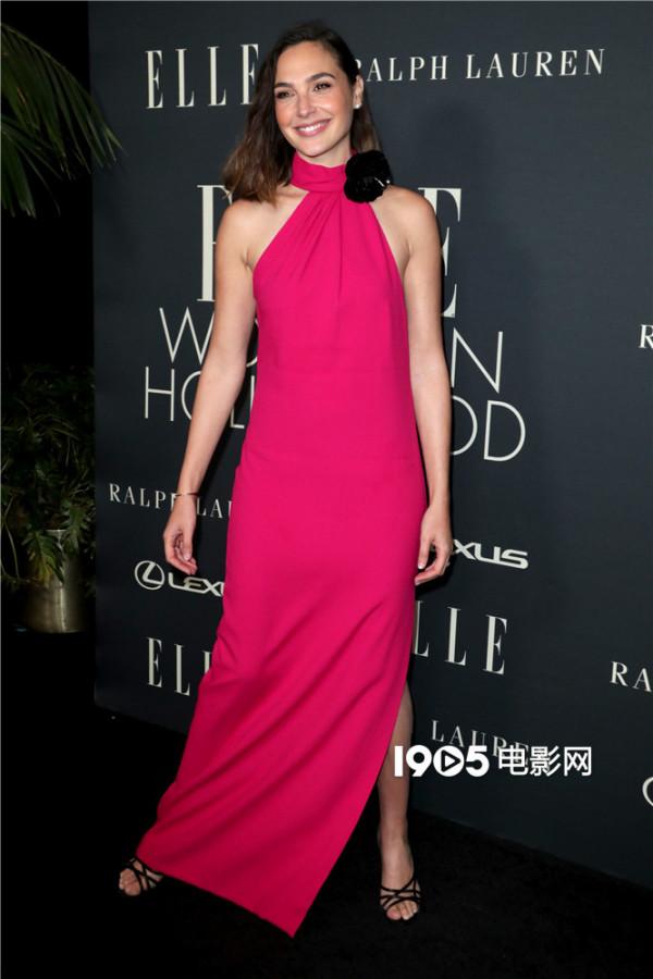 蓋爾·加朵現身好萊塢女性盛典 對鏡比耶俏皮可愛