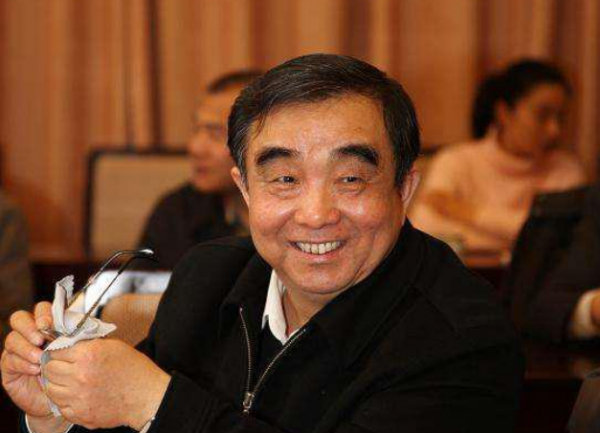 他曾擔任十年武警副司令，46歲少將，53歲晉中將，父親是開國少將