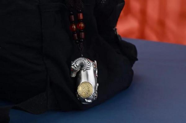 有誰不愛真金白銀？這純銀雕刻鍍金的手把件有點意思