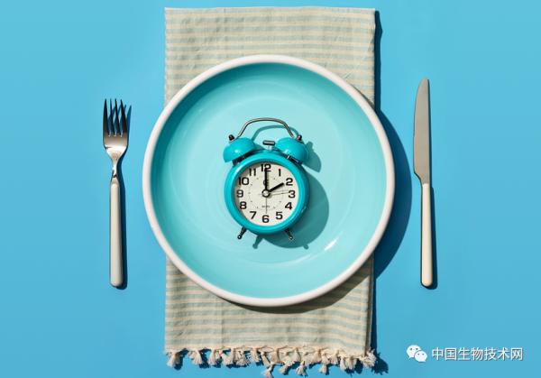 間歇性禁食再添新功能：睡不好覺？可以試試安全的限時進食策略