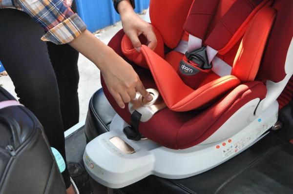 「開箱+全方位測評」上車實測 qborn 0-12歲兒童安全座椅 「開箱+全方位測評」上車實測 qborn 0-12歲兒童安全座椅