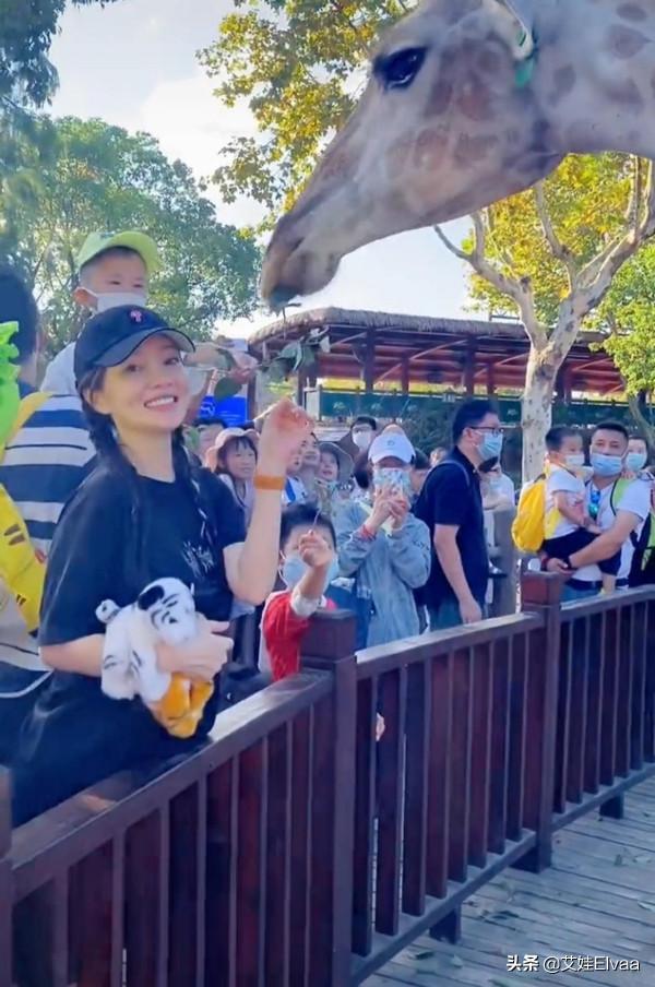 李小璐母女打卡動物園,穿奶奶褲外八站姿搶鏡,扎髒辮嘻哈範絕了 李小璐母女打卡動物園,穿奶奶褲外八站姿搶鏡,扎髒辮嘻哈範絕了