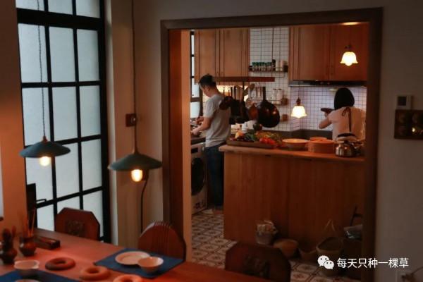 10萬爆改80平老房子，他們在鬧市過上了世外桃源的生活