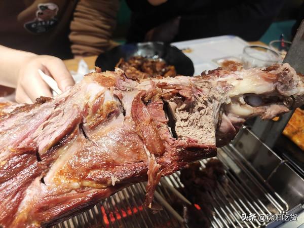 這頓飯至少4個人才能吃,一個腿不知不覺就沒了,蘸蒜蓉辣醬真香 這頓飯至少4個人才能吃,一個腿不知不覺就沒了,蘸蒜蓉辣醬真香