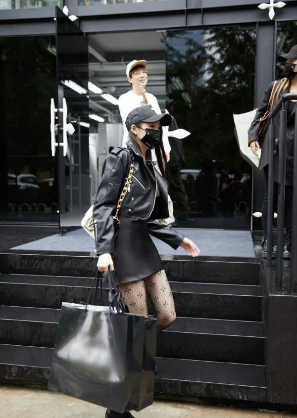 關曉彤逛街被偶遇，腿長吸睛，但黑襪穿搭太災難