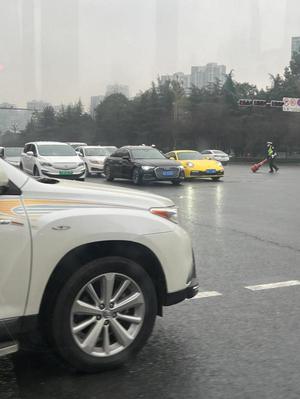 天府大道好多交警