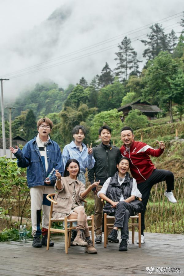 61歲的惠英紅這麼穿，絲毫不輸小她37歲的劉雨昕